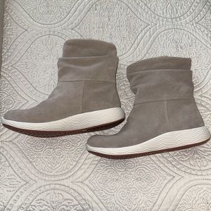 New, Baretraps Suede leather ankle boots